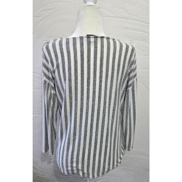 W5 Grey White Striped Woman's Top Size Medium - Picture 4 of 8
